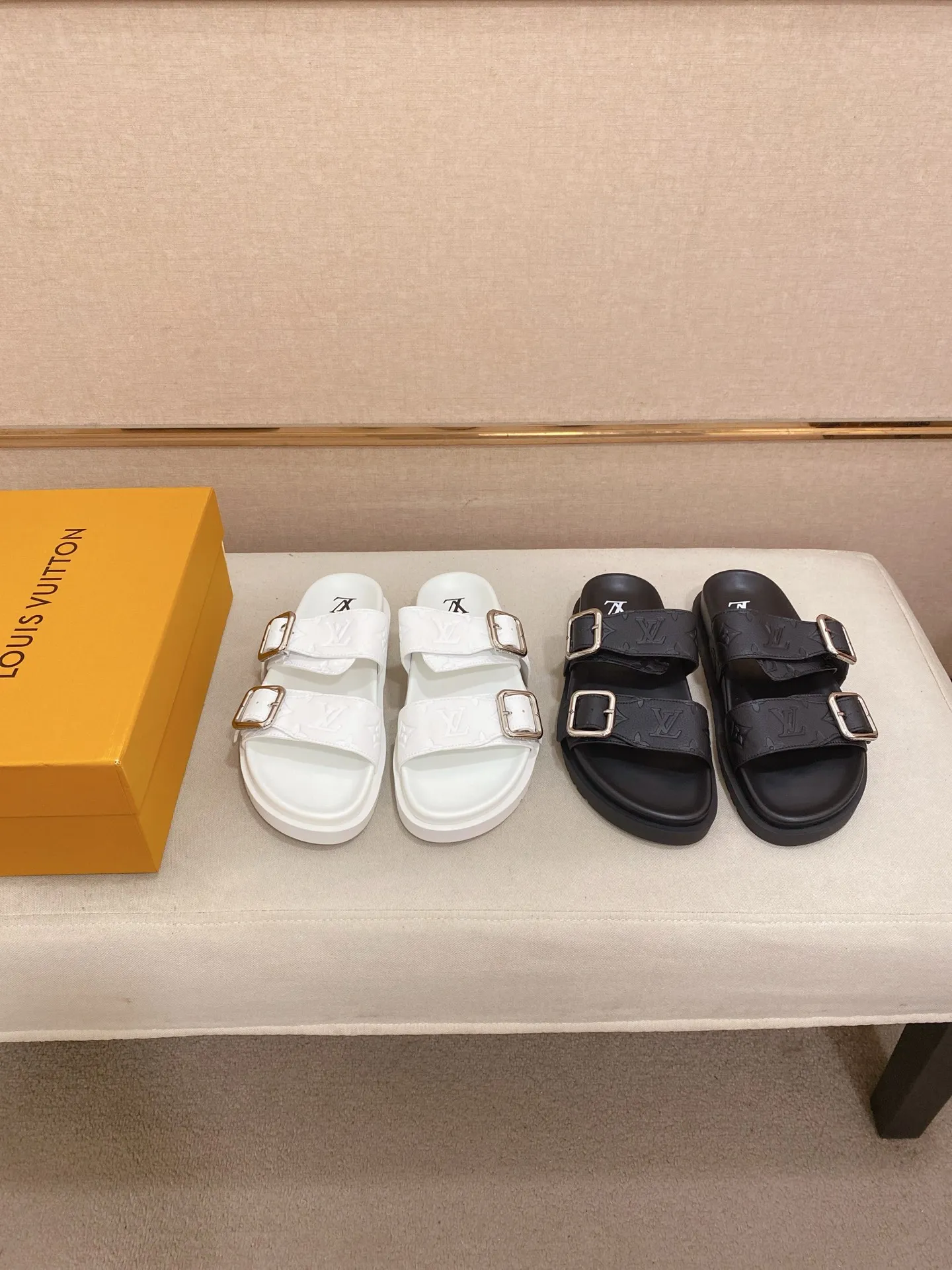 Factory price: 340💰Made by LV🔍Top purchasing agent, synchronized with men's spring and summer slippers counters. The uppers are made of cowhide imported from Italy, with logo graphics and high-quality craftsmanship. Soles: original soles specially provided by the original factory. Exclusive molded soles are super comfortable. Original factory follow-up orders. High quality. You can enter and exit the counter at will. Welcome to compare. Code number is 38-44.
